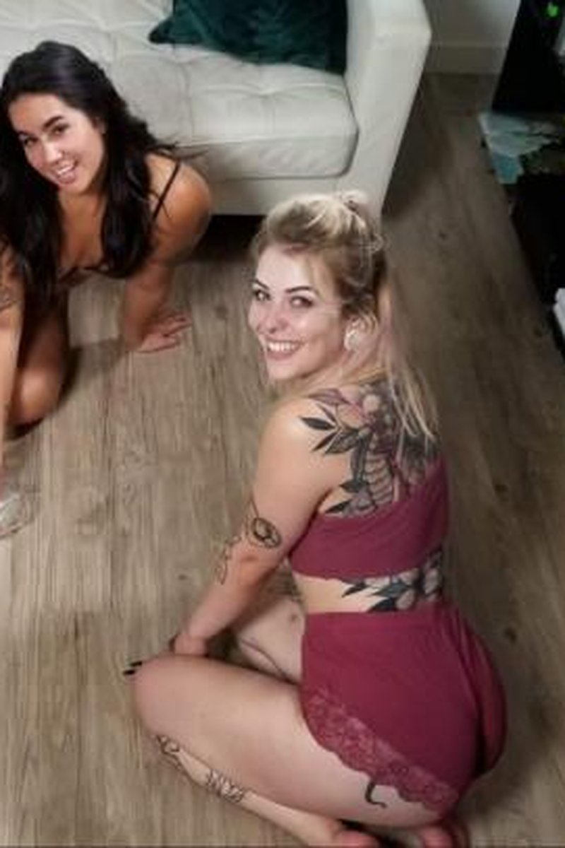 Spin The Bottle - Screenshot 1 of 4 - Kissing