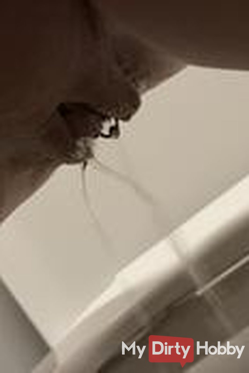 To Pee - Screenshot 1 of 4 - Littlewhore83