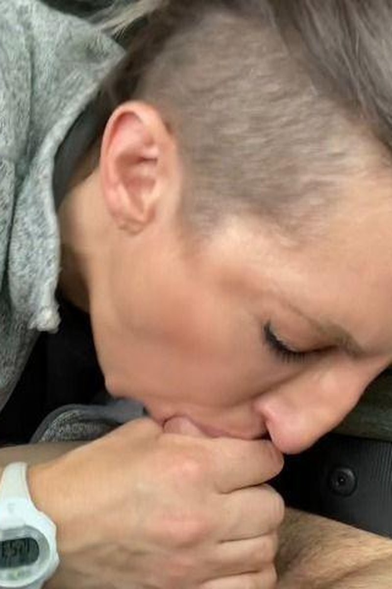 Road Head Again - Screenshot 1 of 4 - Blowjob