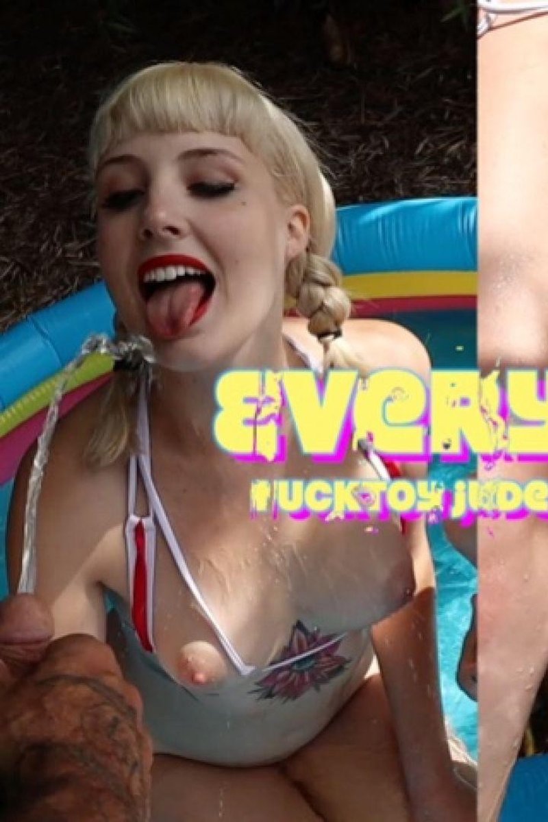 Everybody Pees - Screenshot 1 of 4 - Golden Shower