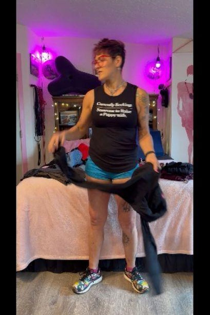 Stepmom Is Grumpy - Screenshot 1 of 4 - Bossy