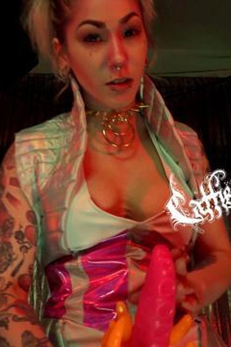 Futa Alien Takes You For Breeding - Screenshot 1 of 4 - Alien