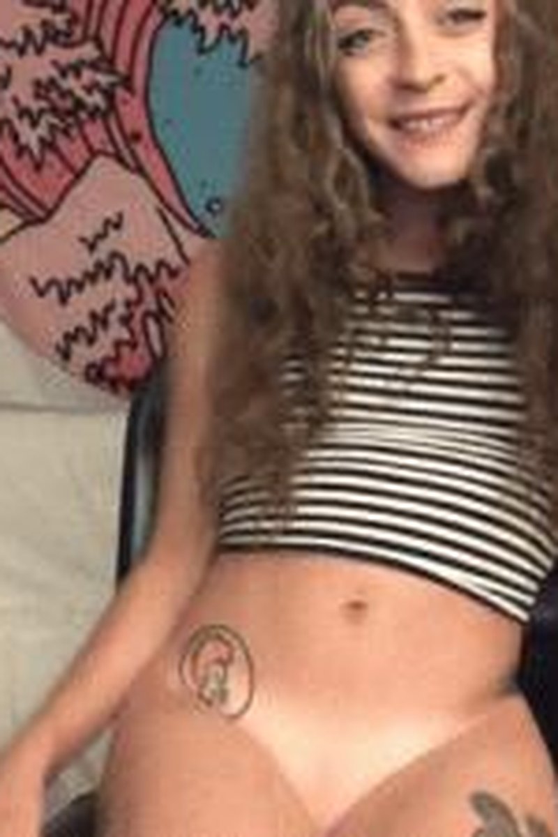 Bottomless Youtuber - Screenshot 1 of 4 - Foot Fetish