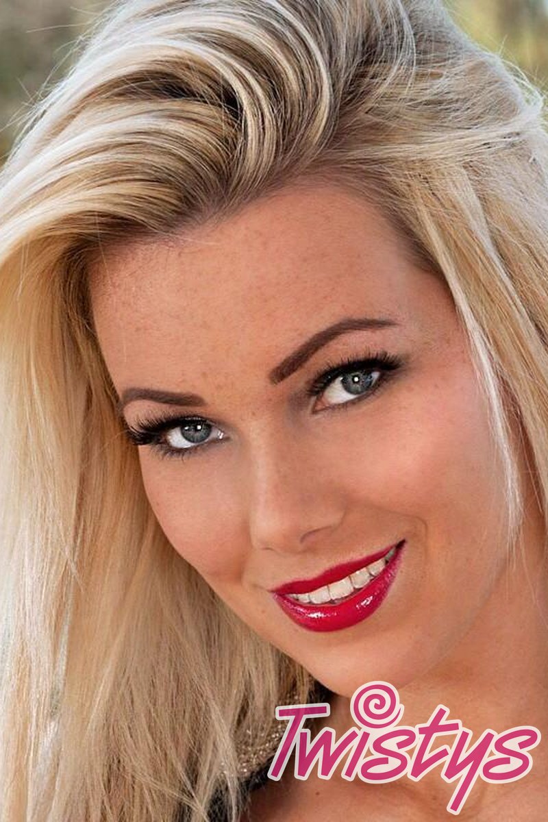 Summer Spreadin' - Screenshot 1 of 4 - Blond Hair