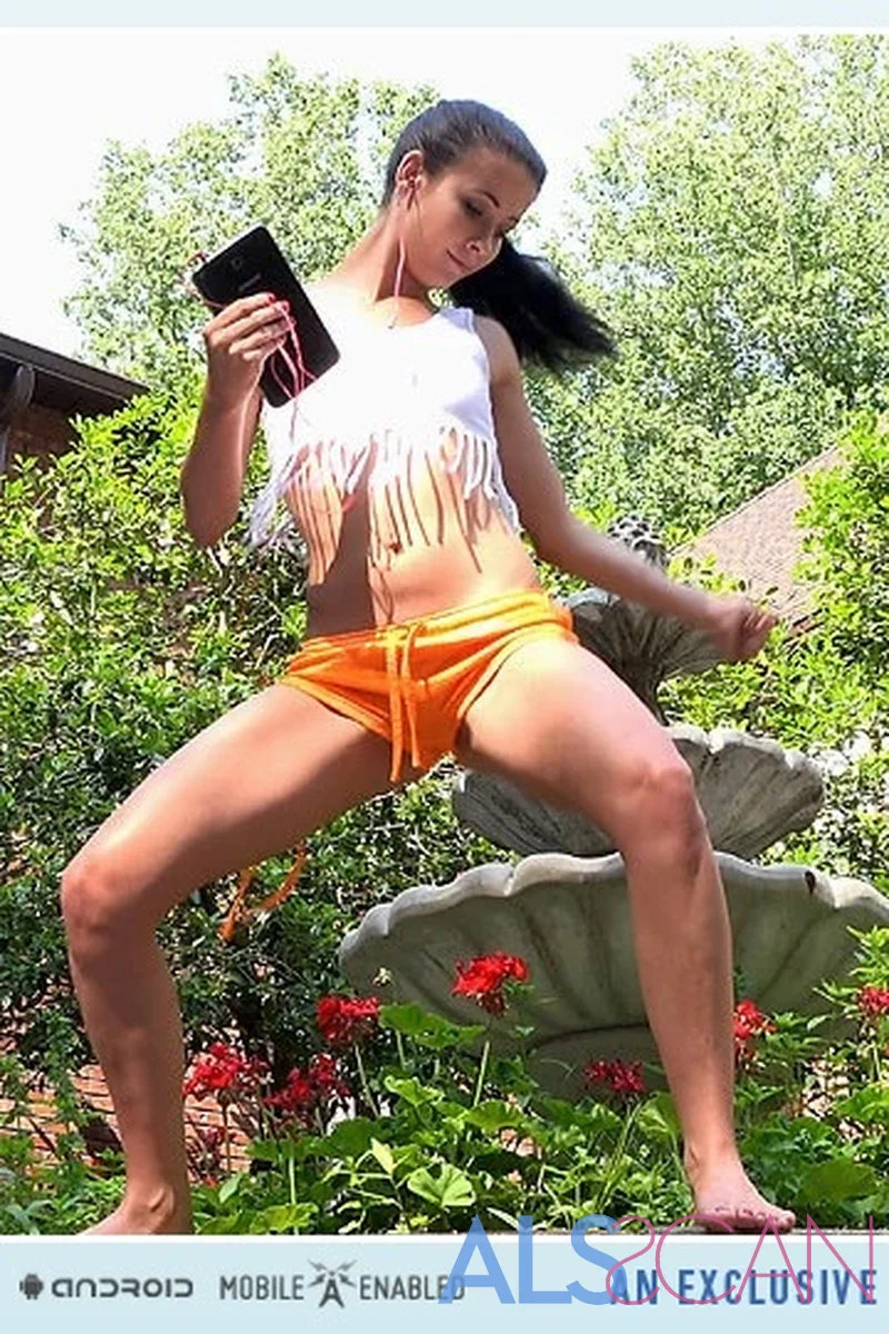 Twerk - Screenshot 1 of 4 - Brown Hair