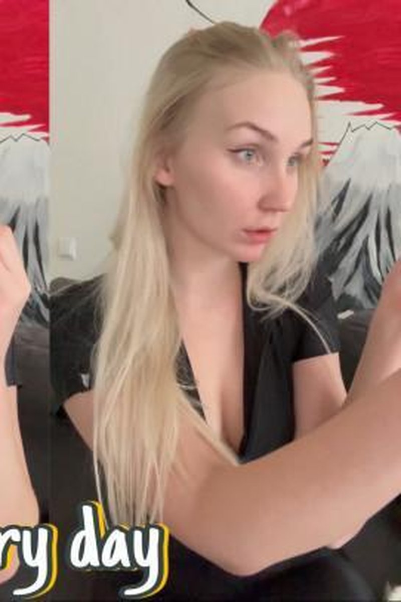 Doing Makeup - Screenshot 1 of 4 - Babes