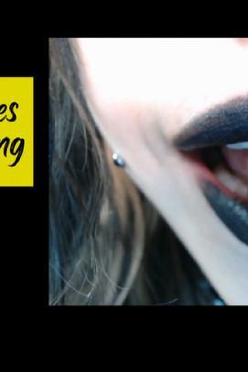 Close Up Kisses And Lip Licking - Screenshot 1 of 4 - Goth