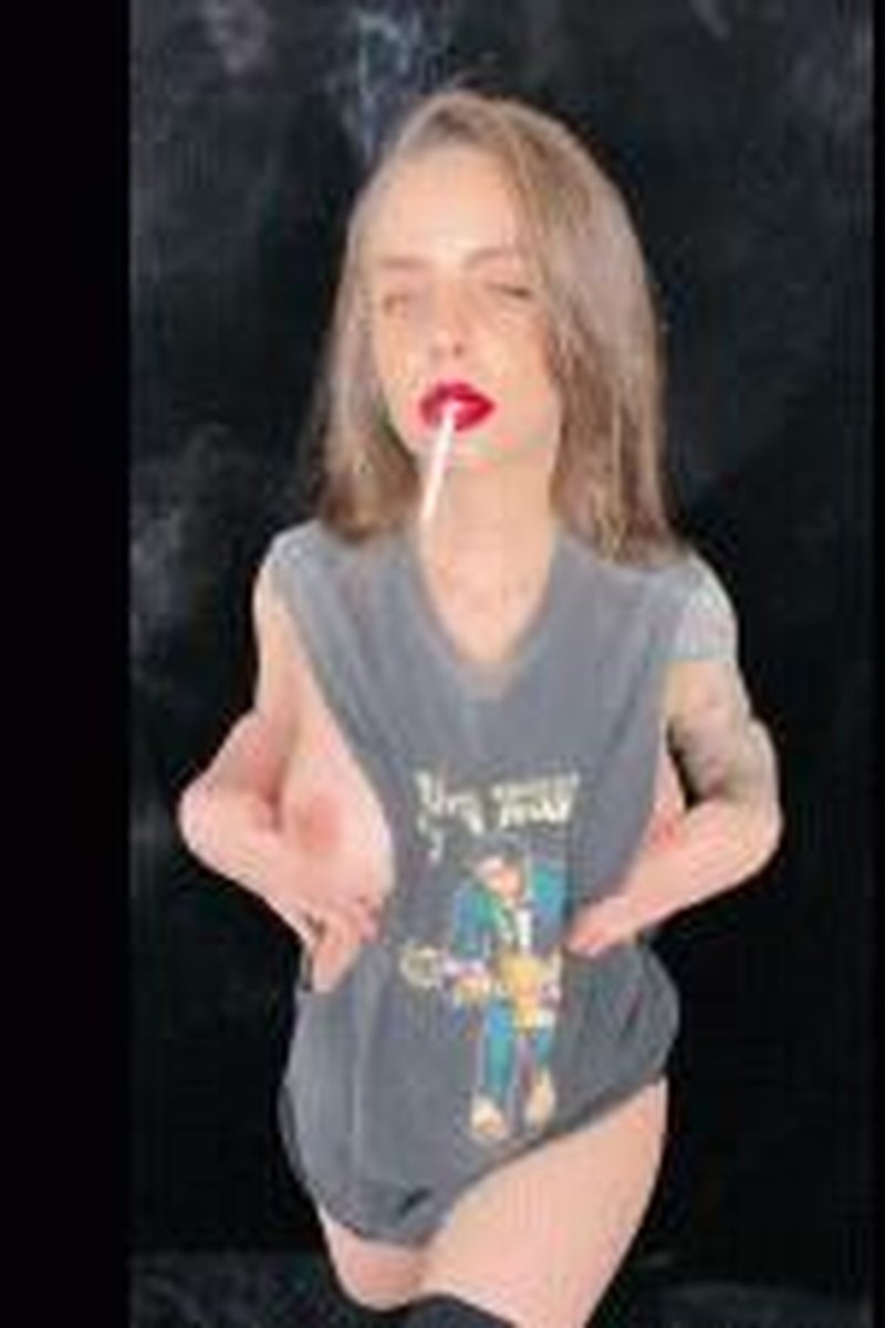 Seductive Smoking - Screenshot 1 of 4 - Cigarette