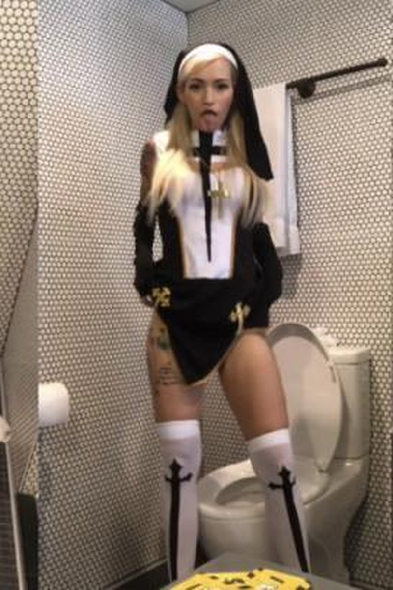 Hotel Pee Mini Comp - Screenshot 1 of 4 - Golden Shower