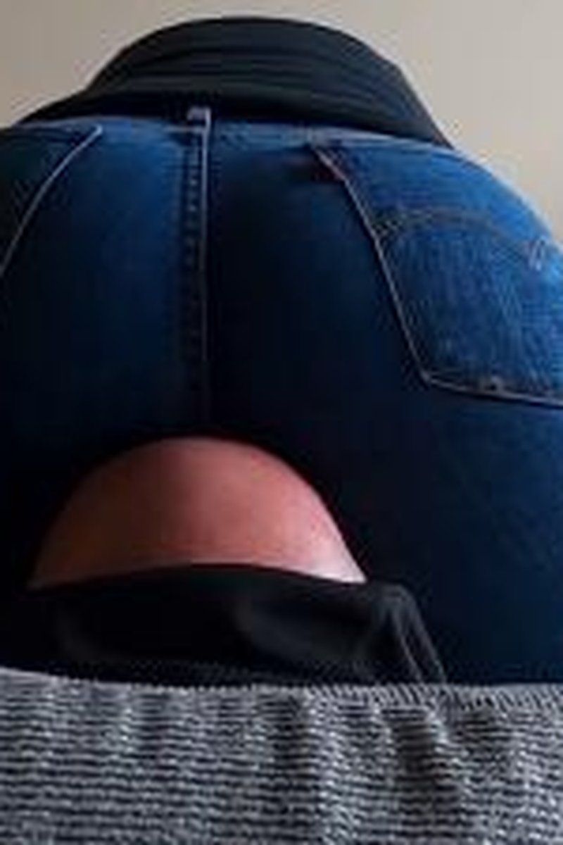 Jeans Two - Screenshot 1 of 4 - Facesitting