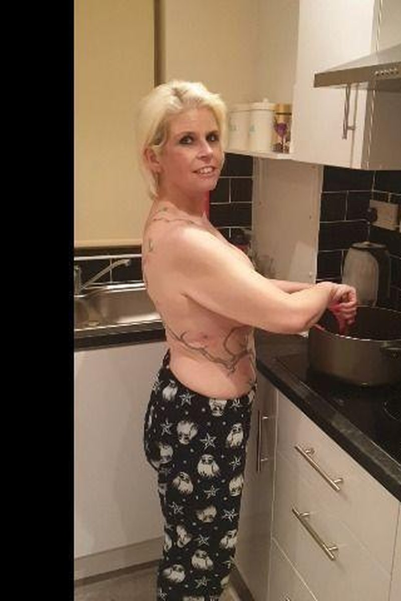 Topless Cooking - Screenshot 1 of 4 - Amateur