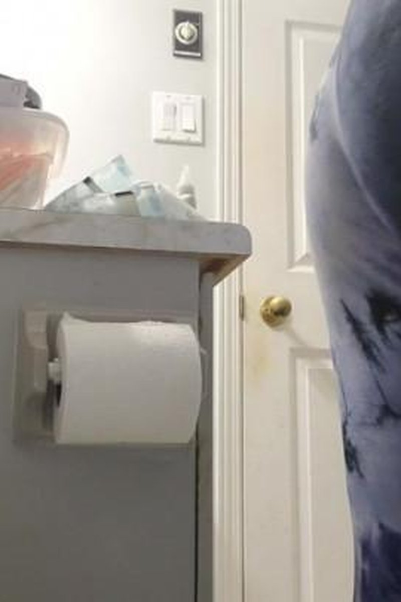 Paranoid Pissing - Screenshot 1 of 4 - BBW