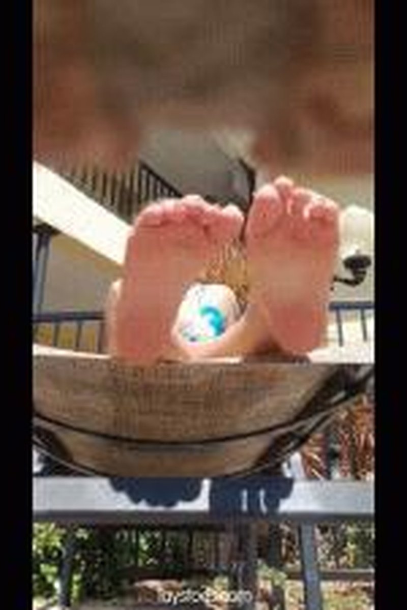 Poolside Soles - Screenshot 1 of 4 - Foot Fetish