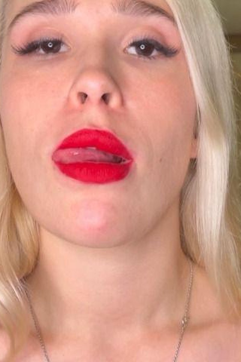 Teasing Giantess - Screenshot 1 of 4 - Femdom