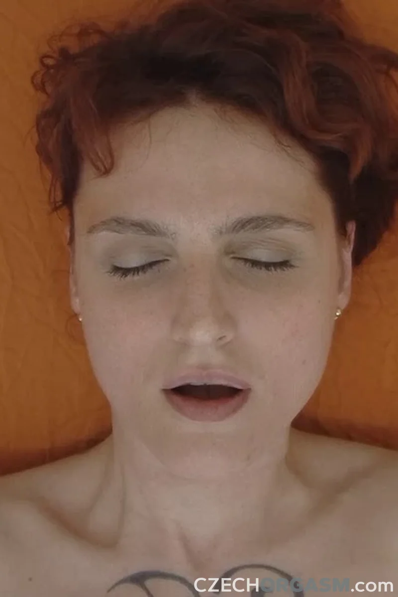 Pornstar Masturbating thumbnail
