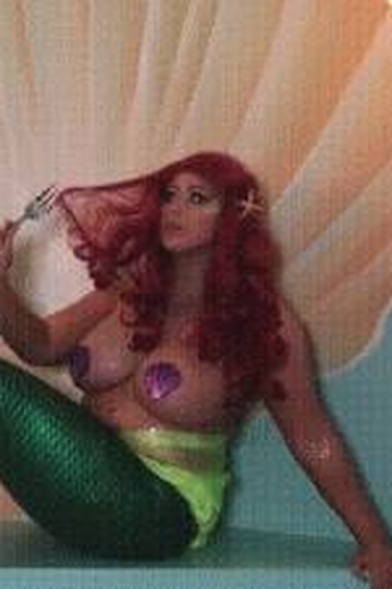 Little Mermaid (Ariel Cosplay) - Screenshot 1 of 4 - Bathroom