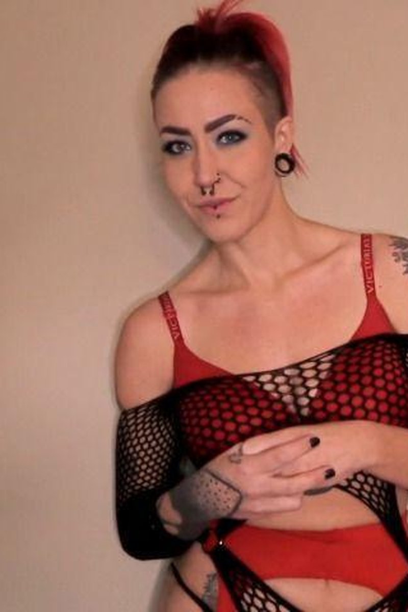 Voracious Waitress Eats Everyone - Screenshot 1 of 4 - Bloated Belly