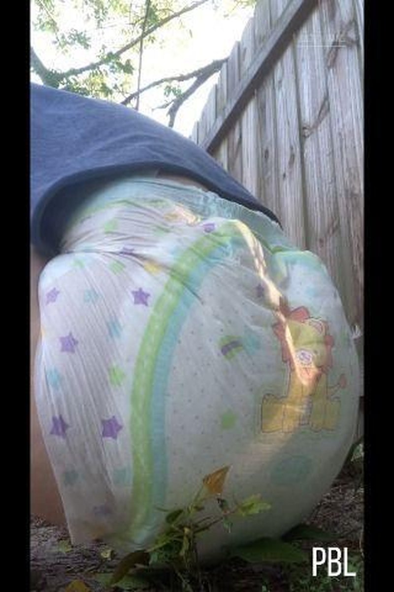Outside Messy While Almost Getting Caught - Screenshot 1 of 4 - Wet Look