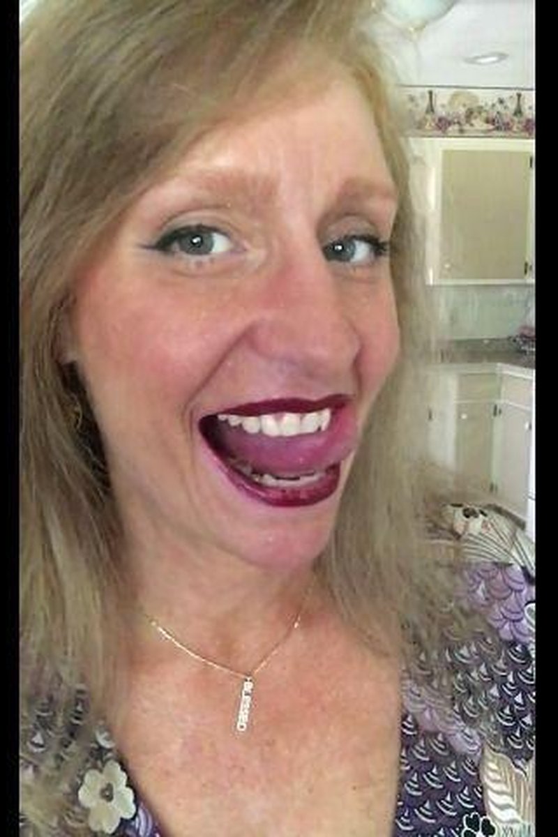 Dark Red Lips - Screenshot 1 of 4 - Face Fetish