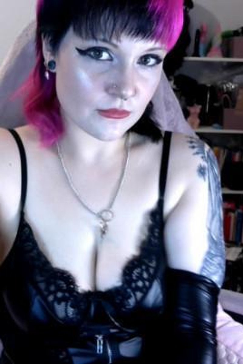 I Know Everything - Screenshot 1 of 4 - Blackmail