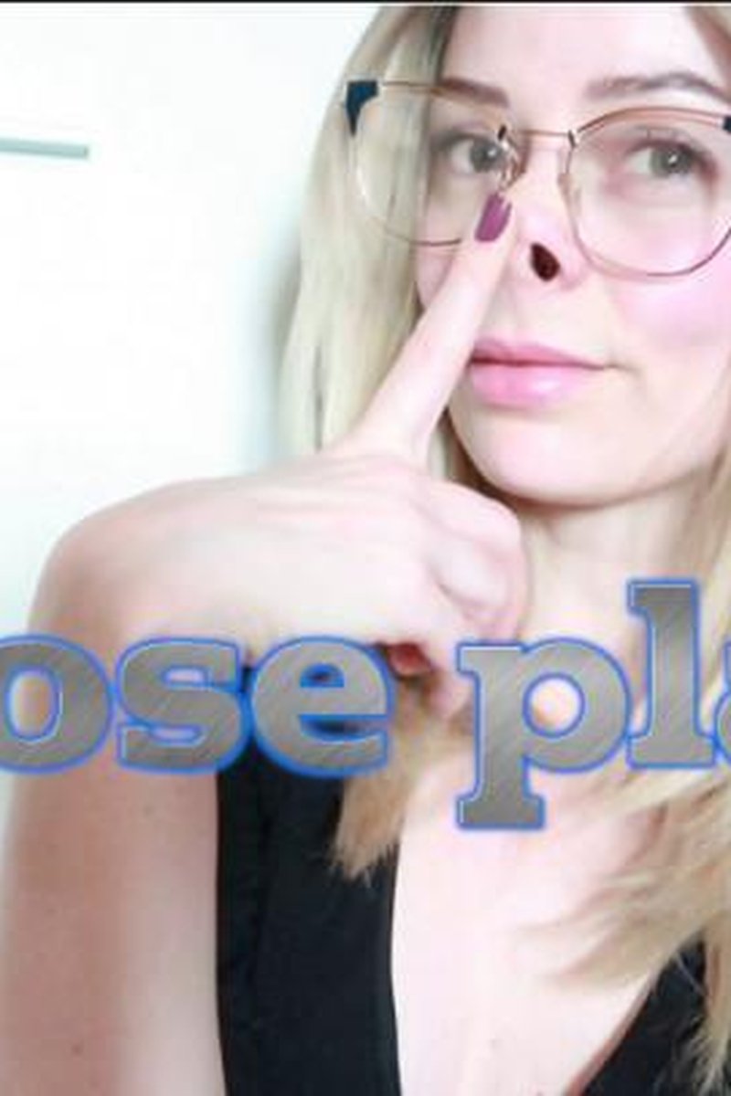 Nose Play - Screenshot 1 of 4 - Blonde Hair (Female)