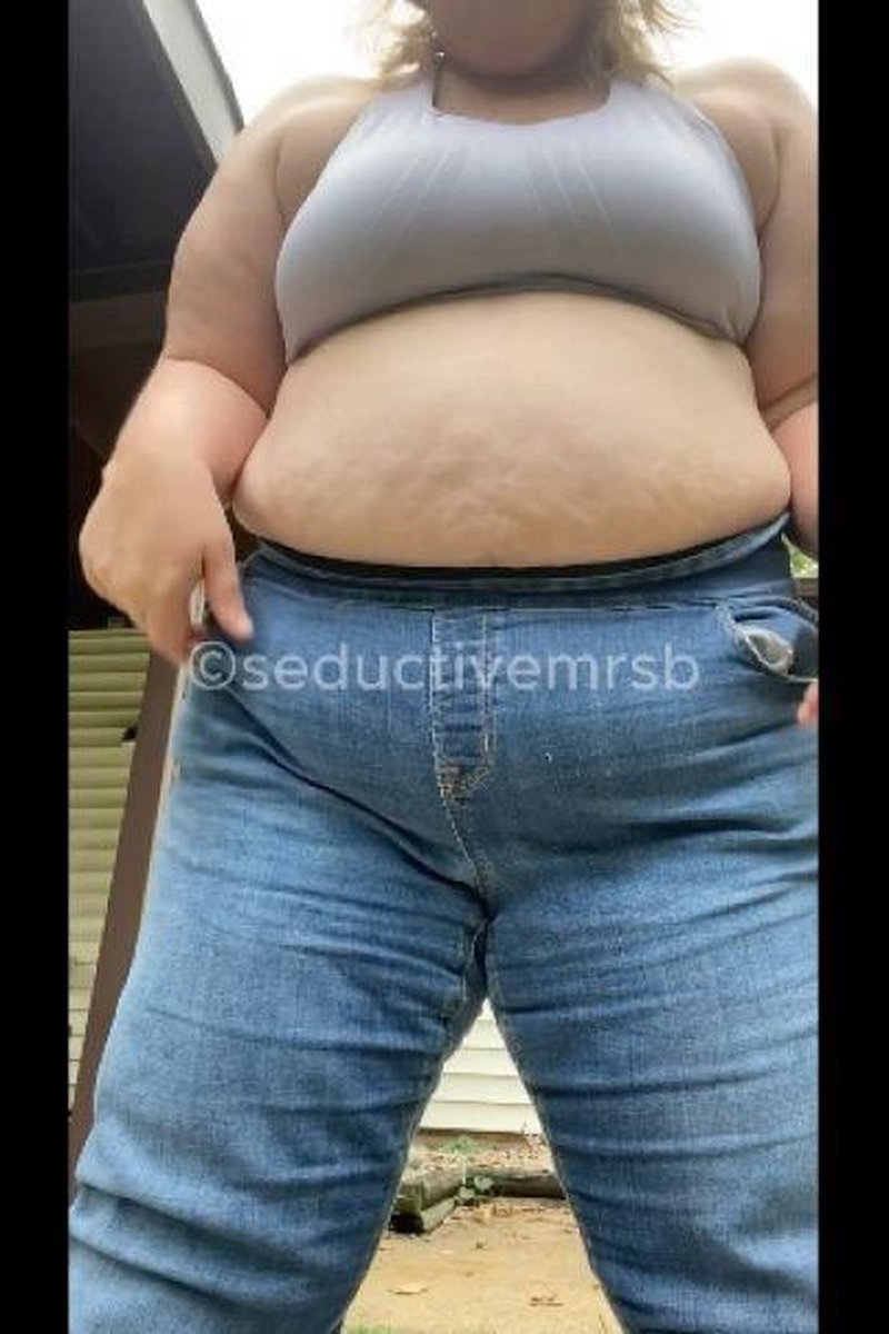 Backyard Striptease - Screenshot 1 of 4 - BBW