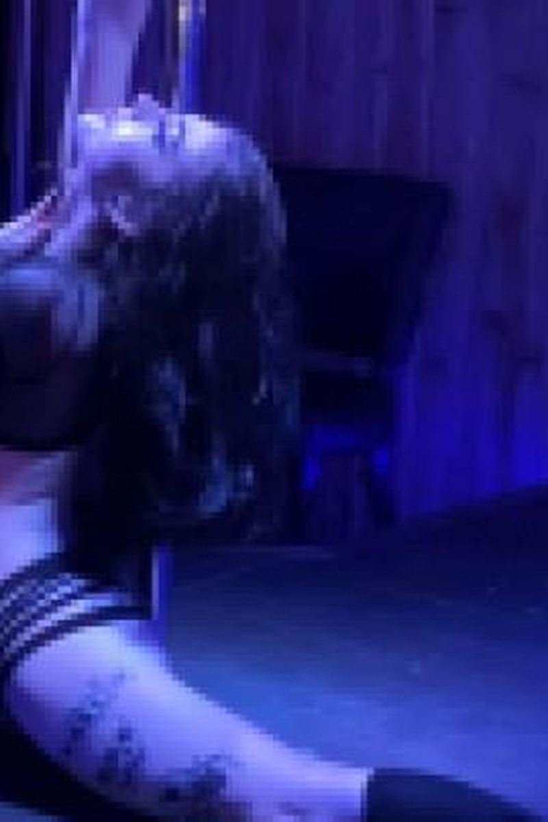 Mesmerizing Babe Dancing For You - Screenshot 1 of 4 - Dancing