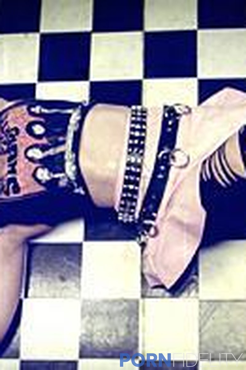 Trashed E532 - Screenshot 1 of 4 - Blowjob