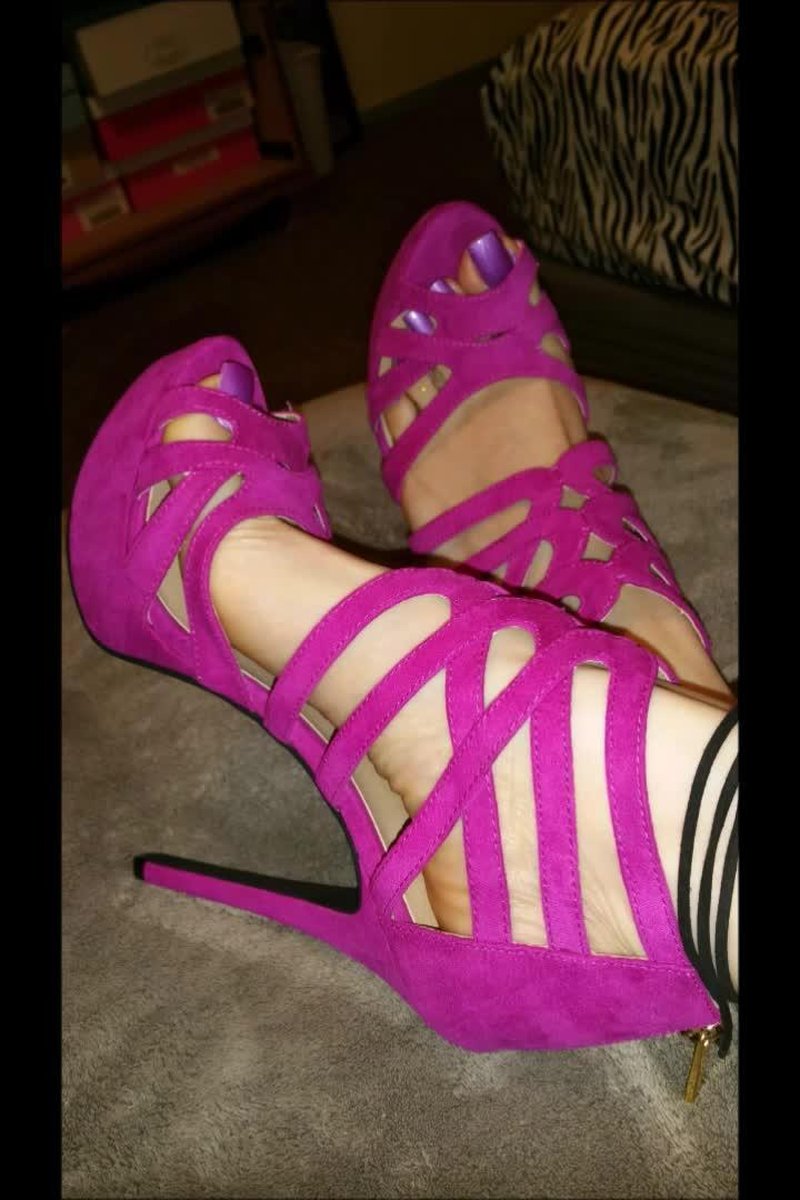 High Heels Modeling - Screenshot 1 of 4 - Foot Fetish