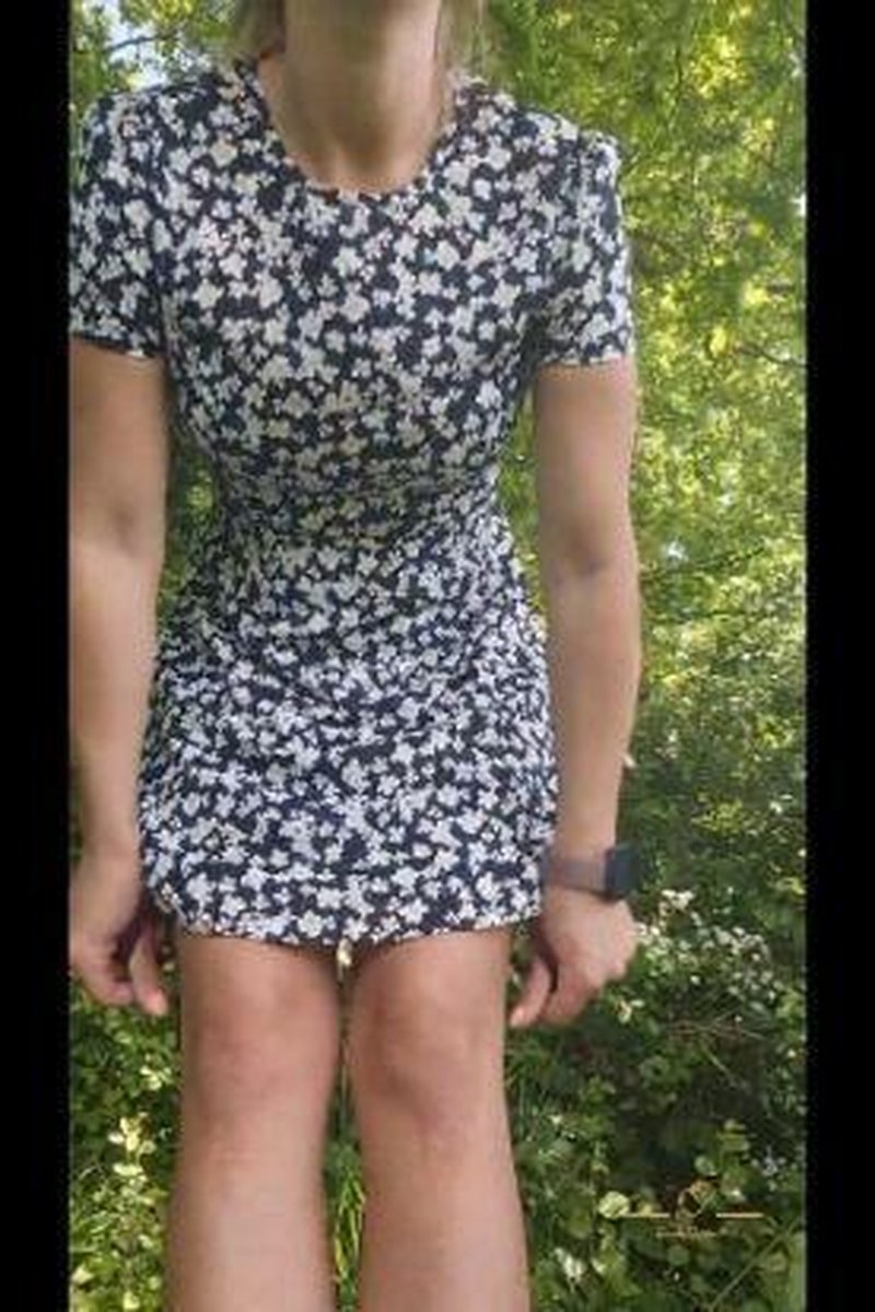 Outdoor Peeing - Screenshot 1 of 4 - British
