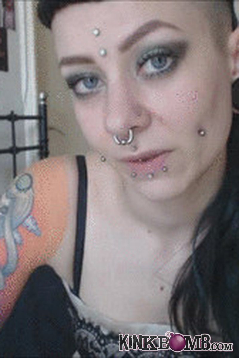 Queen Ruune: Therapy Gone Wrong - Screenshot 1 of 4 - Erotic Magic