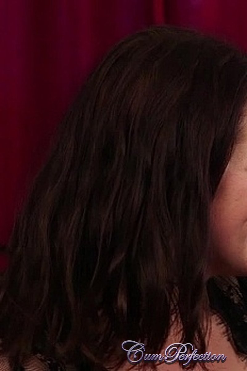 First Escort - Screenshot 1 of 4 - Blowjob