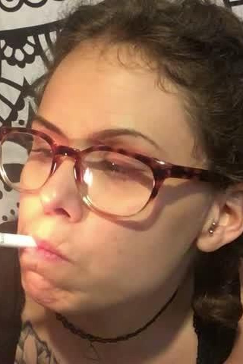 Quick Smoke - Screenshot 1 of 4 - Short Woman