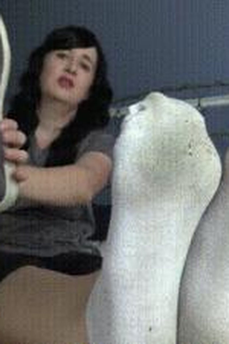 TP-iwantclipsmaryanredfrench-french-foot-humiliation-joi-chaussettes-et-pieds-odorants
