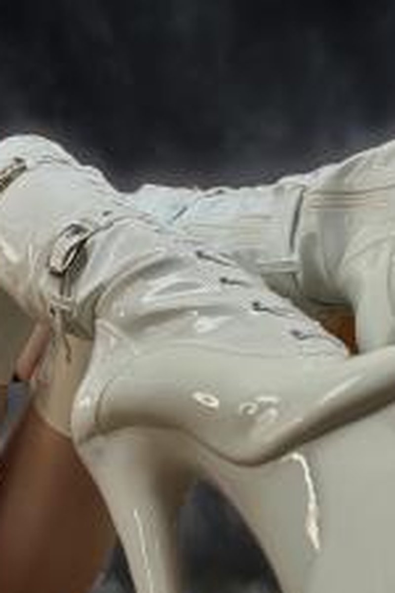 Ruined - Screenshot 1 of 4 - Boots
