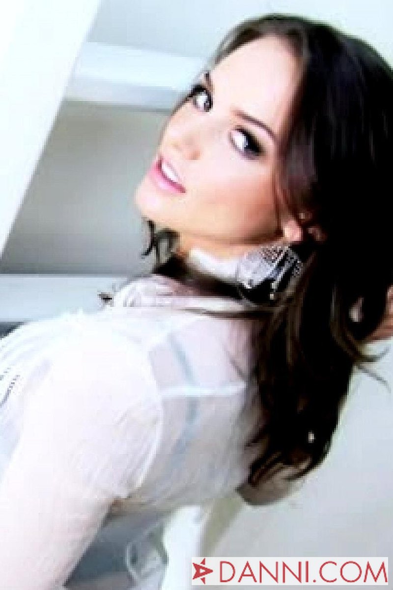 Off Campus - Screenshot 1 of 4 - Brown Hair