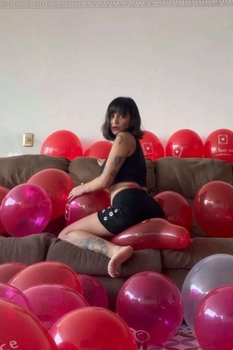 Balloon Ocean Teasing - Screenshot 1 of 4 - Big Tits