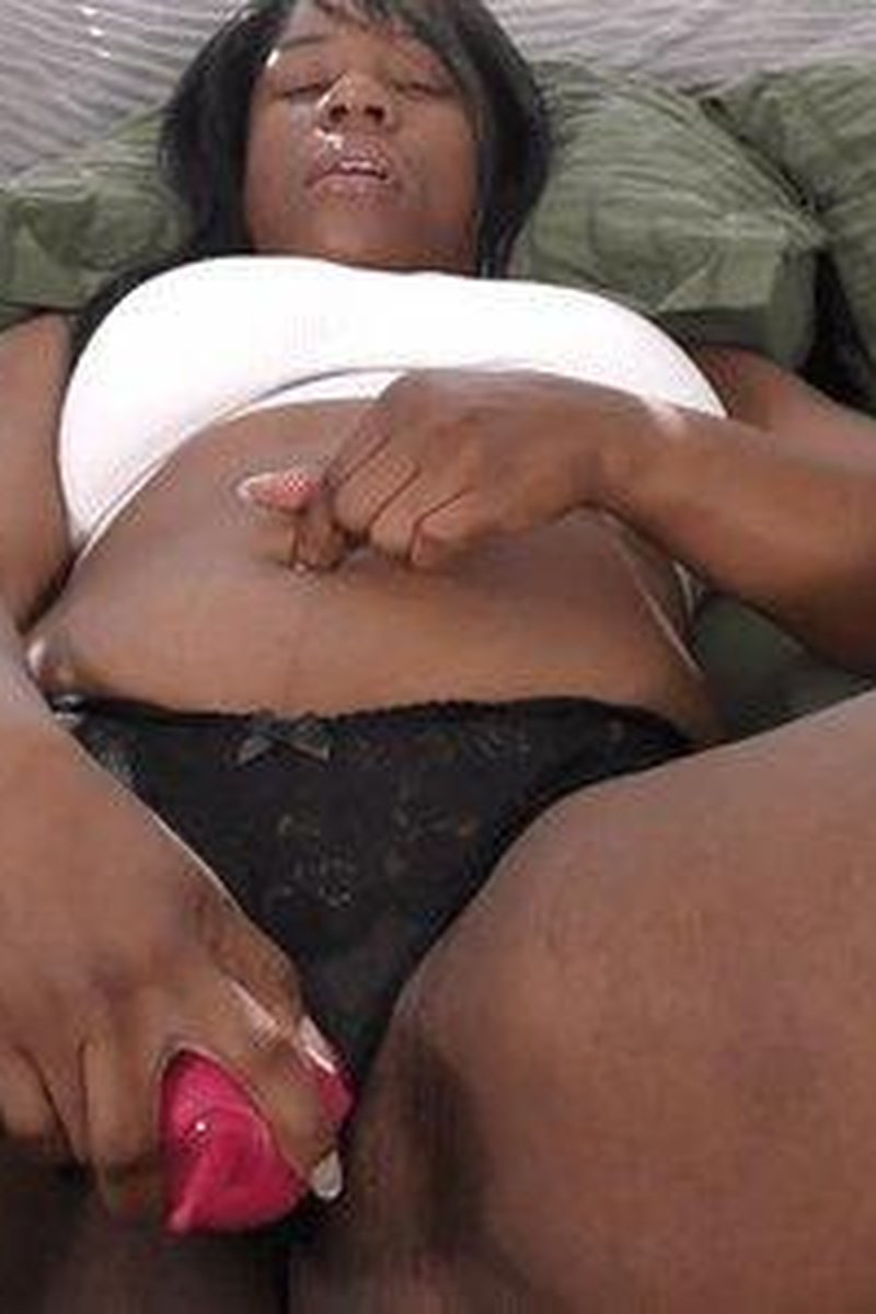 Nyla Gets Off - Screenshot 1 of 4 - Babes