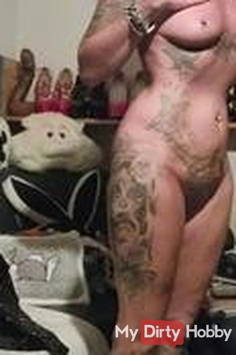 Get Me Ready for a Party... Will I Be Downstairs Without One???? - Screenshot 1 of 4 - Ladyisabell666