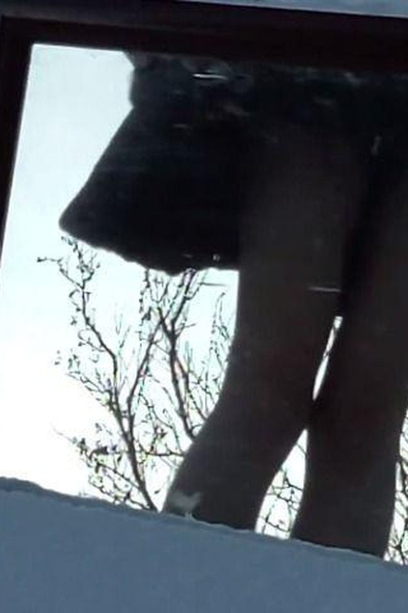 Chilly Upskirt Flashing - Screenshot 1 of 4 - Boots