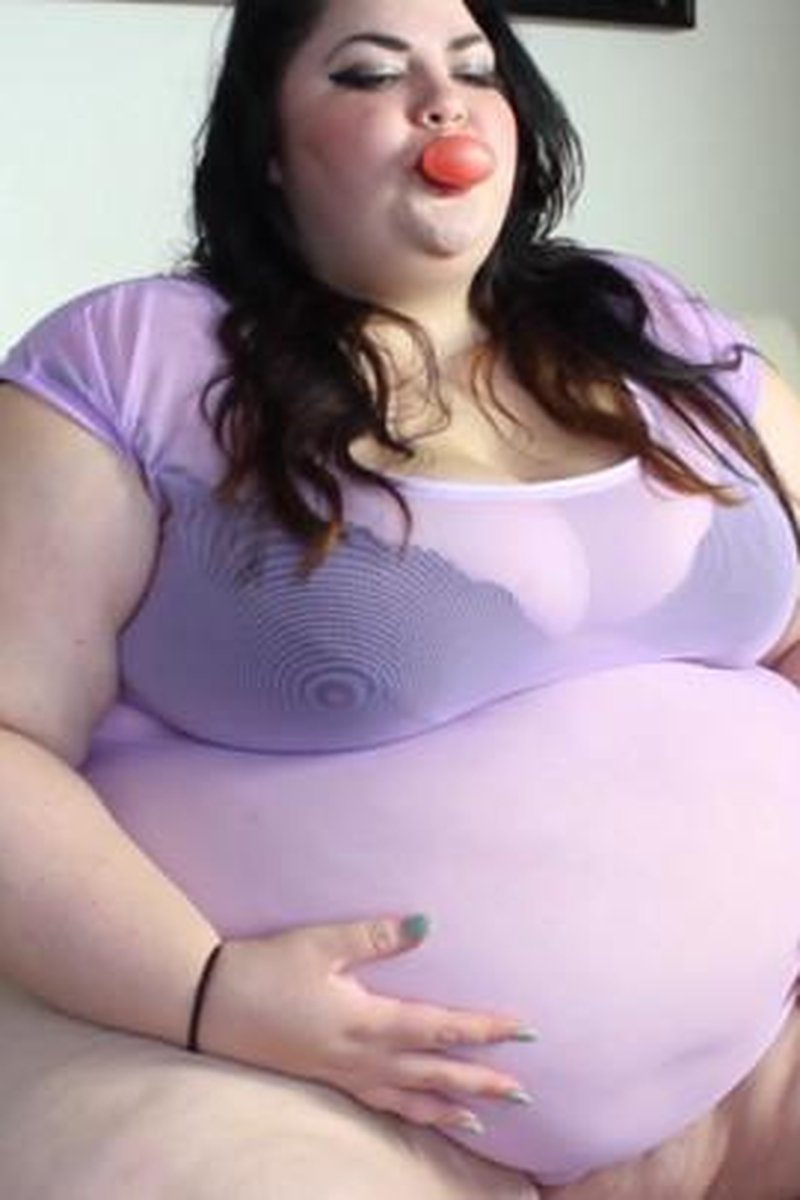 Blowing Bubble Gum - Screenshot 1 of 4 - BBW