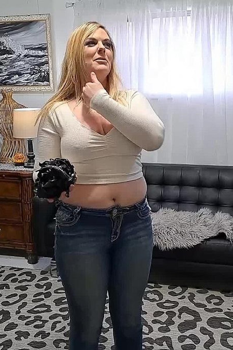 Kendra Gets Hogcuffed - Screenshot 1 of 4 - Bondage