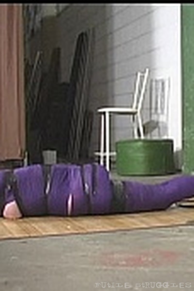 Amanda Mummified - Part 3 - Screenshot 1 of 4 - Blindfold