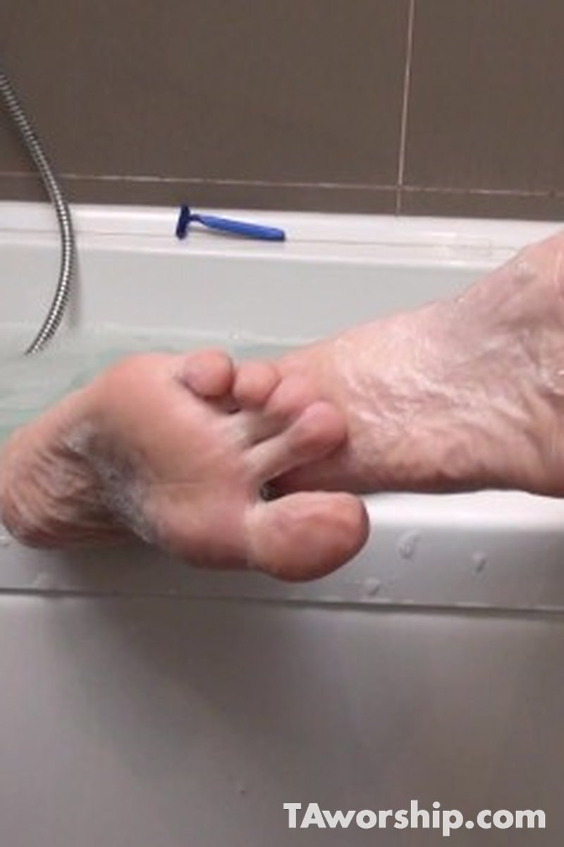 Jasmine in Bath - Screenshot 1 of 4 - Foot Fetish