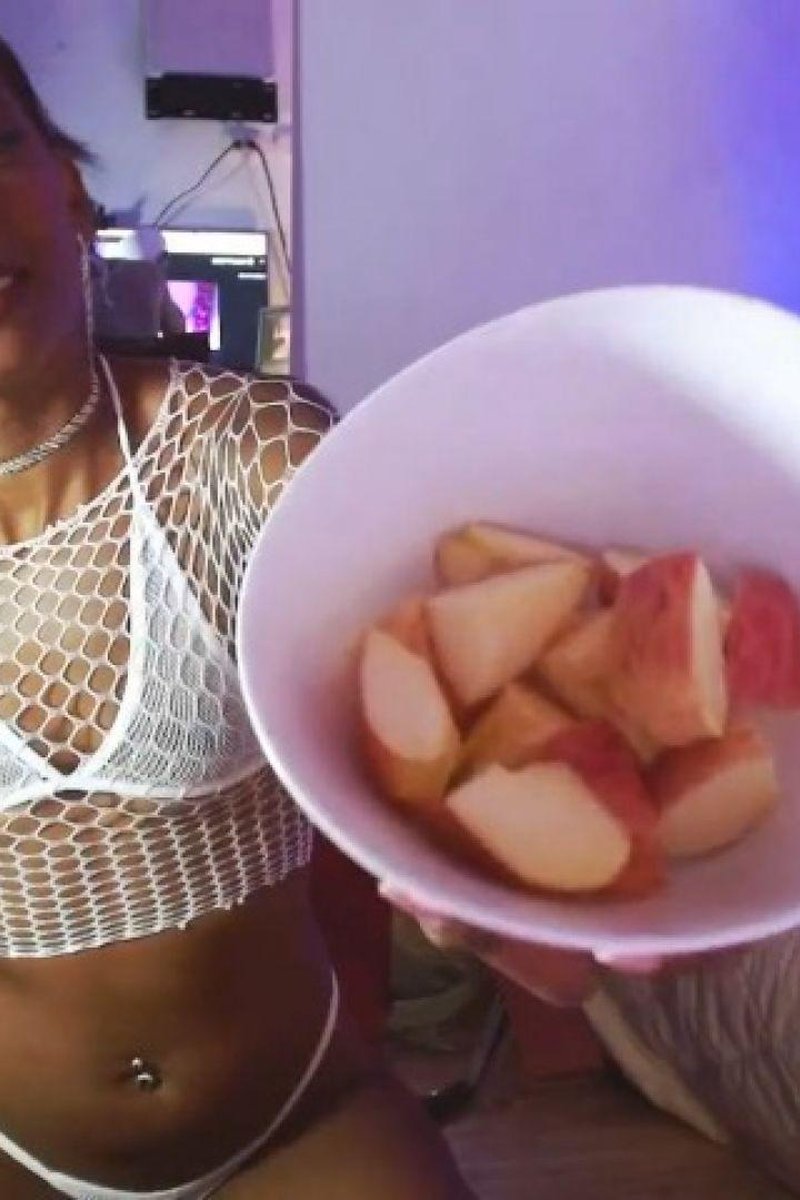 Mukbang Apple - Screenshot 1 of 4 - Allison Pearson