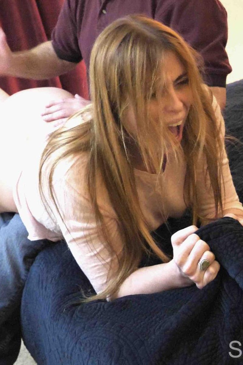 Aurora Fox 1 - Screenshot 1 of 4 - Spanking