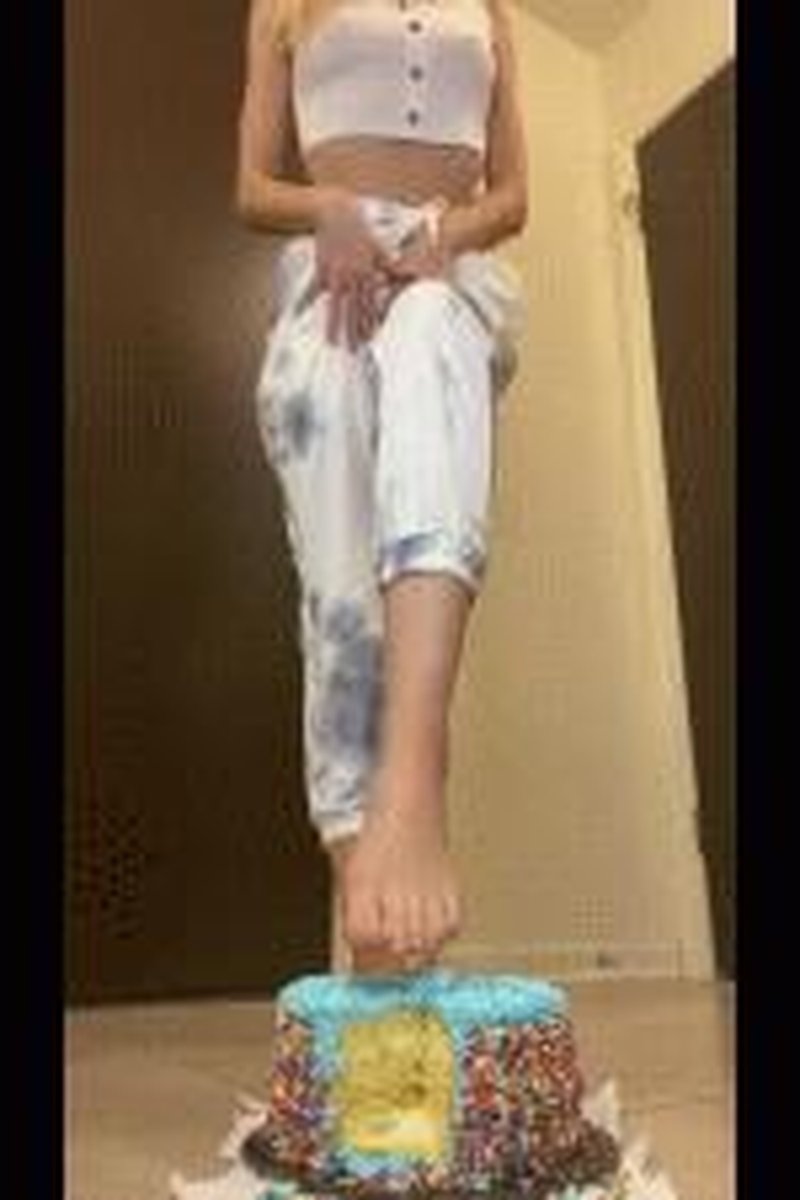 Cake Stomping - Screenshot 1 of 4 - Blonde Hair (Female)