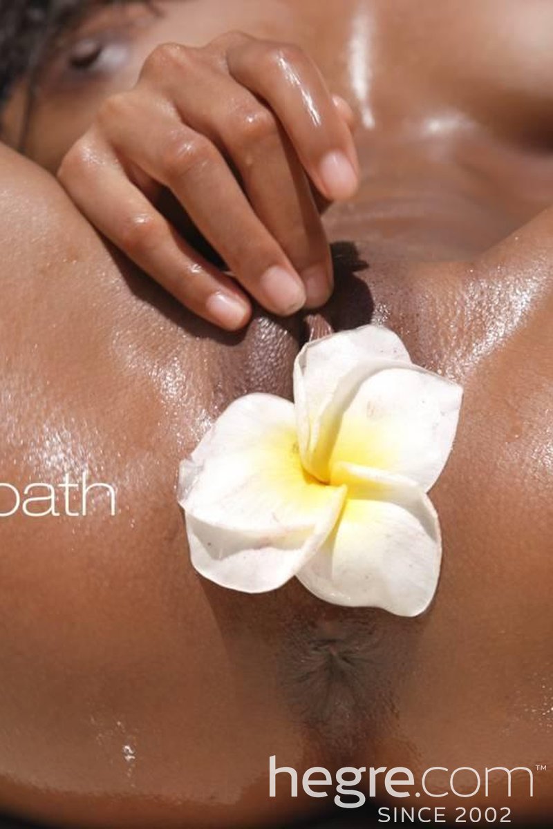 Chloe Flower Bath - Screenshot 1 of 4 - Anal