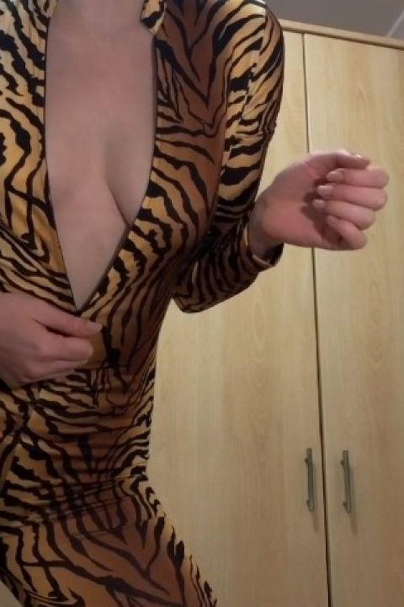 Striptease - Screenshot 1 of 4 - Creamypussy