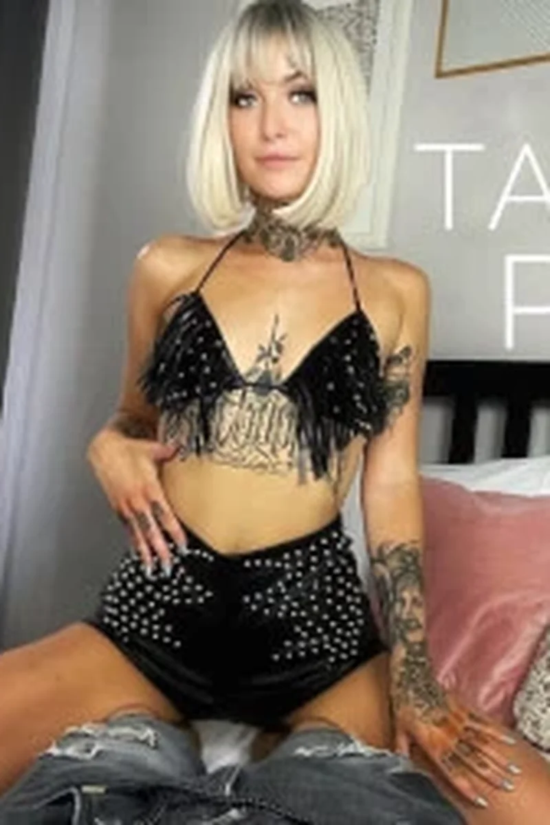 Tabitha Poison Loves to Play with You in Bed - Screenshot 1 of 4 - 3D Available